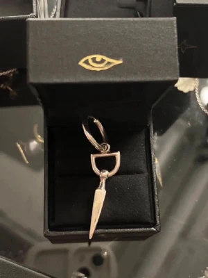 Maria Nilsdotter örhänge - Säljer min bitten earring. Skriv vid frågor eller funderingar. Tryck gärna på köp nu❣️nypris 2295kr