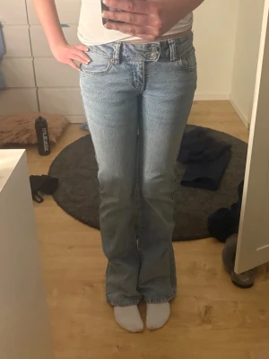 Bootcut jeans - Säljer ett par ljusblå lågmidjade bootcut jeans med snygg broderad detalj på bakfickan. Vet inte riktigt vad det är för storlek men själv så är jag ca 168 cm lång och dem passar perfekt! Pris kan diskuteras, Nypris 400kr