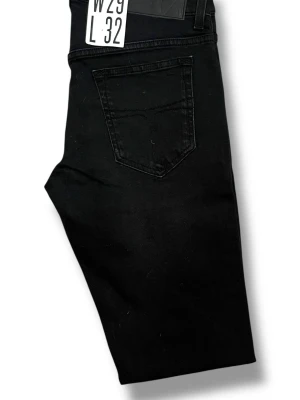 Nya Tiger of Sweden jeans - Tiger of Sweden jeans | Nya med tags Helt nya jeans från Tiger of Sweden, aldrig använda och med originaltags kvar. Modell: Slim Storlek: 29/32 Färg: Svart Kontakta oss gärna vid fler frågor eller om du vill ha mer information! LumeFashion