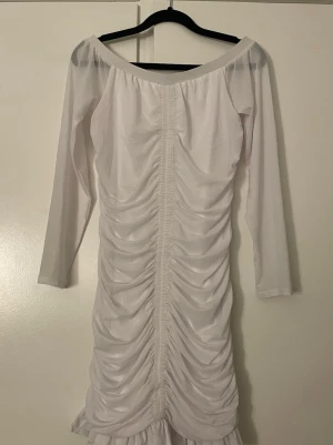 Vit omlottklänning bikbok - Aldrig använd 