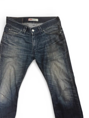 Levis jeans - Vintage Levis jeans straight. W32/L32. Bra skick. Om intresserad, skriv i DM. Kan även skicka bilder samt mått. Pris kan diskuteras!