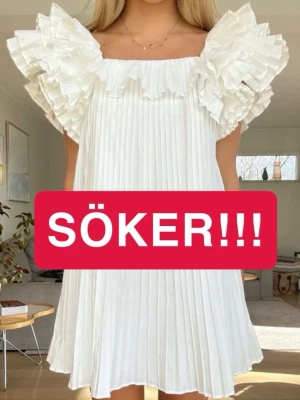 Vit plisserad kortklänning med volang - SÖKER DENNA KLÄNNING FRÅN ZARA!! 🙏🏼🙏🏼🙏🏼 Kan betala max 3000 skriv om du säljer!