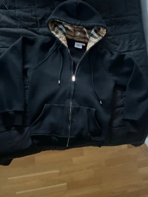 Svart burrberry tröja - Svart burrberry tröja med riktigt snyggt mönster. Storlek M lite liten i storlek