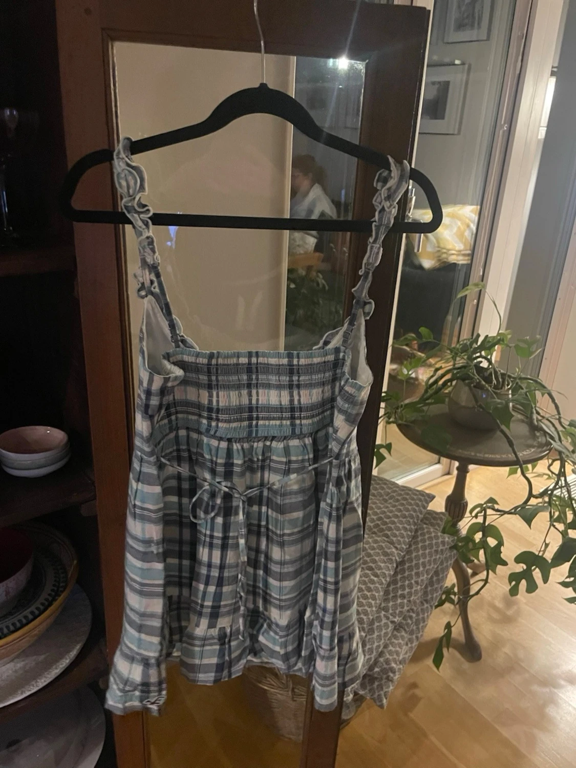 Rutig linnetopp med volangdetaljer - 1