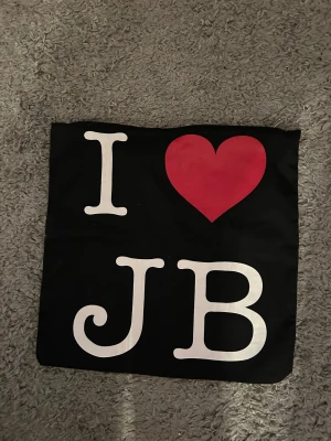 Kuddfodral med Justin Bieber. Mått 45 x 45 cm - Helt nytt kuddfodral med Justin Bieber. Mått 45 x 45 cm. Tror det är bomull. Dragkedja. Samma tryck på båda sidor.