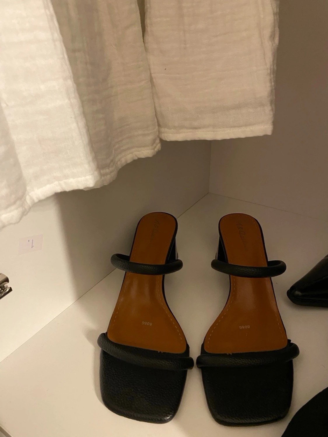 Svarta sandaler med klack och remmar - 1