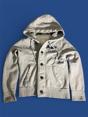 Abercombie & Fitch cardigan  - Nu säljer vi en eftertraktad abercrombie & Fitch cardigan i storlek S! Skicket är otroligt bra! Tveka inte på att höra av dig vid minsta fundering! 🤩