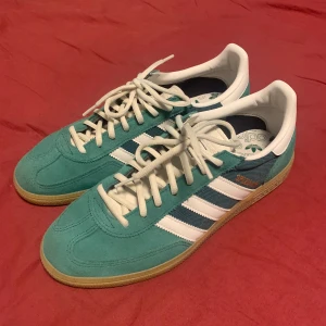 Adidas Originals Spezial - Säjer ett par Adidas Originals Spezial. Skorna är knappt använda och är som nya. Perfekta för dig som gillar retrostil och streetwear. Pris kan diskuteras, mer bilder kan skickas och ställ gärna mer frågor vid osäkerhet.