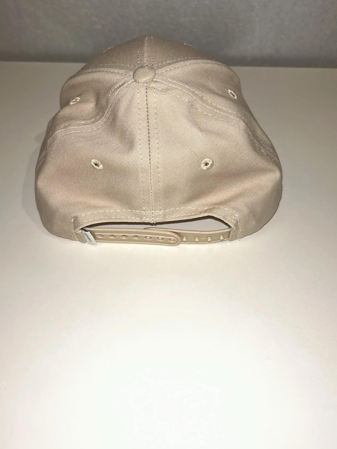 Beige keps med gul brodyr II - 2