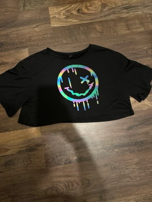 Nirvana crop top - Köparen står för frakten!