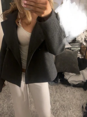 Kort kappa - Skitsnygg kort kappa, kommer tyvärr inte till användning så väljer att sälja💗💗