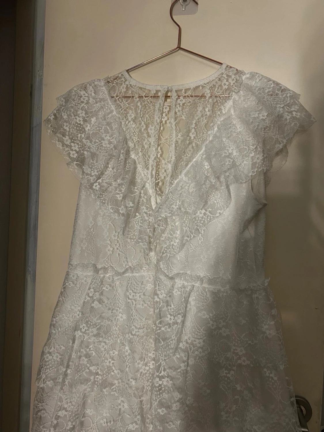 Vit spetsklänning med volanger - 1