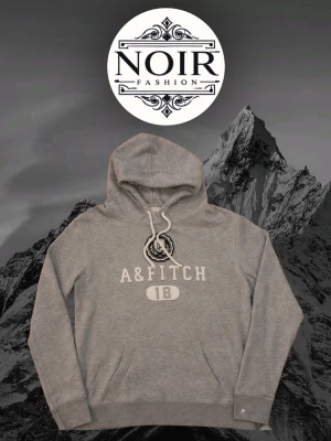 Grå hoodie från abercrombie - Säljer denna sällsynta och mycket eftertraktade Abercrombie hoodien | Passar 165-175 | bra skick, en fläck vid armmudden| Vid eventuella frågor hör gärna av dig och erbjuder bra pris vid köp av bundle😁✅