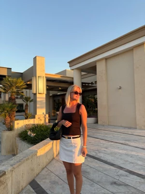 Linne från Vero Moda  - Så himla snygga linne från Vero Moda. Väldigt skönt material och snygg skurning. Där är en fläck på bröstet som syns i vissa ljus (se sista bilderna). Det är dock inget jag lagt märke till när jag haft den på mig. Därav säljer jag det billigt