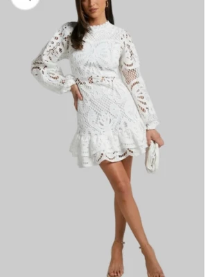 Vit spetsklänning med volang - Superfin vit kortklänning i spets med volangkant och långärmade puffärmar. Perfekt studentklänning!💕 Klänningen är ny utan prislapp. Skriv gärna vid frågor! 