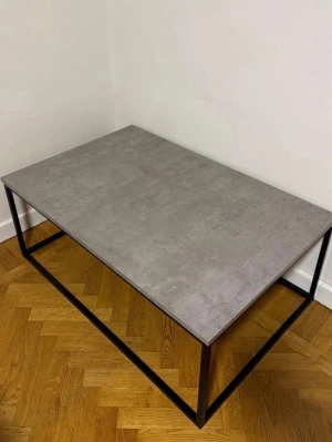 Soffbord JYSK DOKKEDAL 115x75 betongfärgat - Säljer ett soffbord pga flytt. Storlek: B-75  L-115  H-45 cm