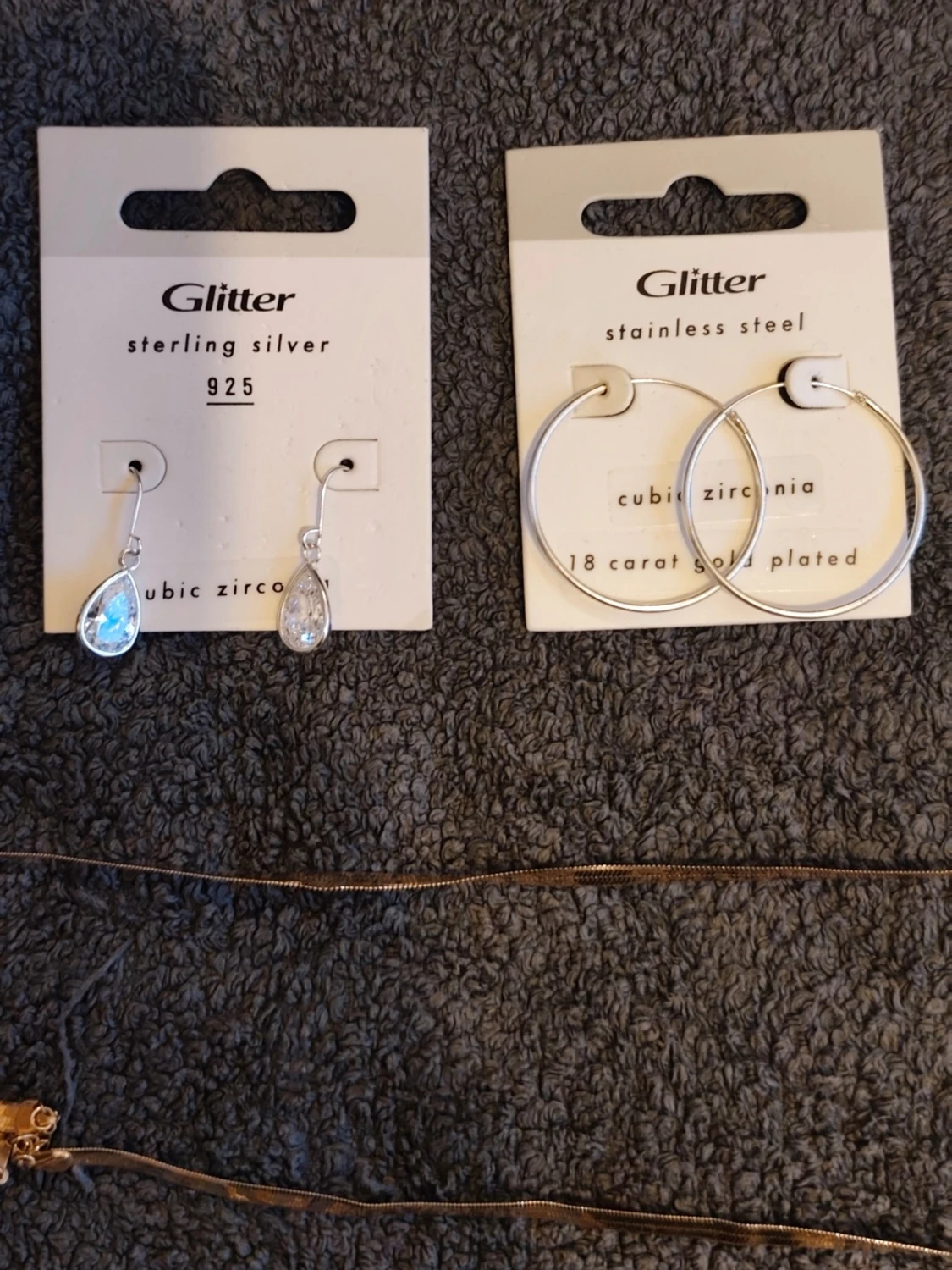 Silvriga örhängen från Glitter - 2