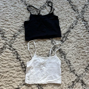 två croppade linnen - Två supersköna croppade linnen i jättemjukt material!! Ett svart och ett vitt!!