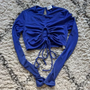 crop top med knyt - Superfin djupt blå tröja som har en knytdetalj och är lite glitter aktig!!