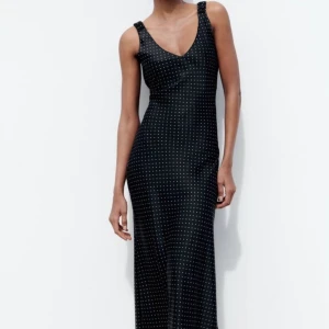 Zara Polka Dot Camisole Dress - Väldigt fin prickig klänning från Zara till sommaren, säljer pga att den har blivit för liten för mig! Skriv för fler bilder 🌸🌸 säljs inte längre