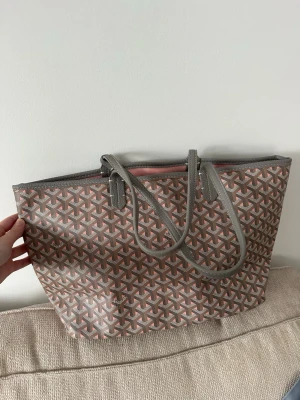 Tote väska - Snygg tote väska i bra skick.