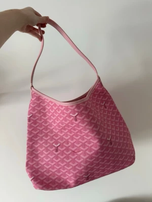 Hobo väska - Söt hobo väska, liten defekt som knappt syns (sista bilden). Annars i jättebra skick.