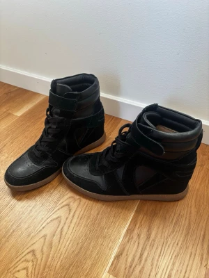 Svarta high top sneakers  - Snygga svarta high top sneakers med både mocka och läderdetaljer.                                                Endast använda några få gånger!