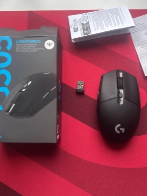 HELT NY Logitech G305 Lightspeed trådlös mus  - ANVÄND 1 GÅNG allt ingår helt ny. Säljer en svart Logitech G305 Lightspeed trådlös gamingmus med USB-mottagare. Musen har flera programmerbara knappar, scrollhjul och en stilren design med Logitechs G-logga på sidan. Perfekt för gaming och vardagsbruk.