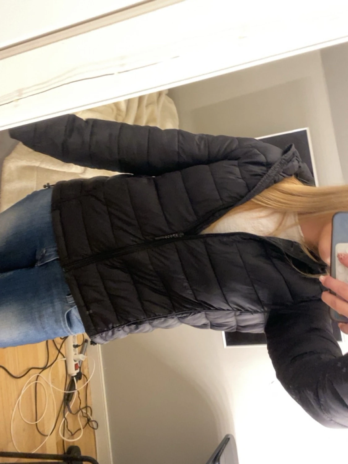 Svart dunjacka med huva