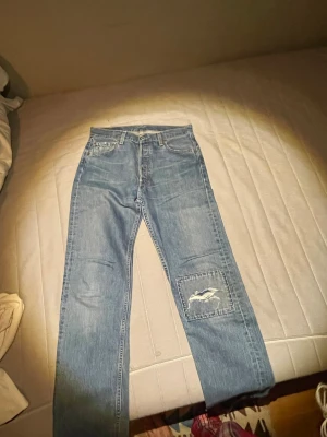 Levi's ljusblå raka jeans med patch  - Säljer de i bra skick. Hör av er vid frågor.