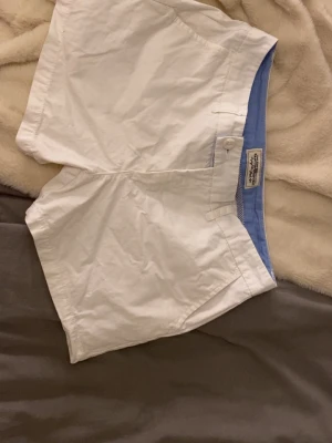 Vita shorts  - Klassiska vita shorts. As coola. De har normal passform. Sidofickor. Perfekta för sommaren, golf, segling. Lätta att matcha med olika stilar.