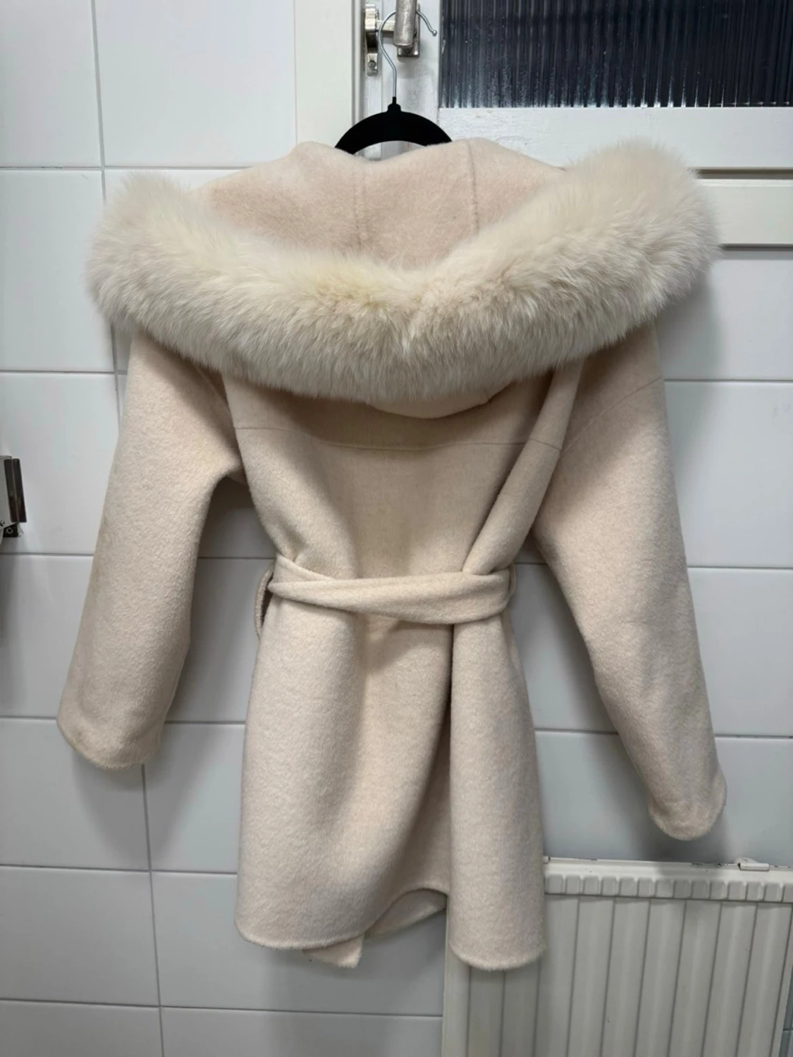 Beige kappa med fuskpäls från FUR - 1