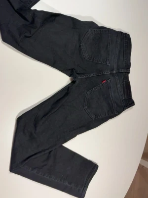 Svarta Levi's jeans  - Säljer dessa sjukt snygga jeans från levis i perfekt skick, passformen är slim fit och kommer sitta sjukt bra på dig som är runt 175 cm. Hör av dig vid minsta fundering! Kan gå ner i pris vid snabb affär. Storlek W30 L30
