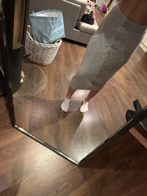 Grå ribbad långkjol - Säljer en grå ribbad långkjol med smal passform. Kjolen är midilång och har en enkel, stilren design som passar till det mesta. Perfekt för dig som gillar en clean och modern look.