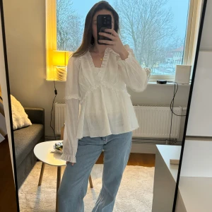 Vit blus - Använd några gånger men är i väldigt bra skick