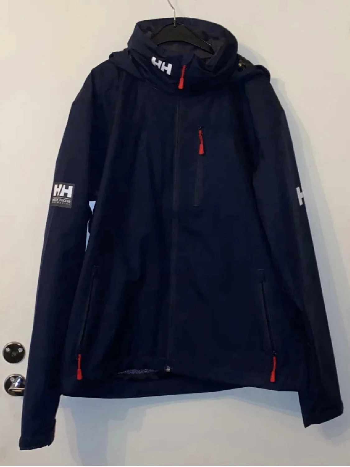 Marinblå vindjacka från Helly Hansen