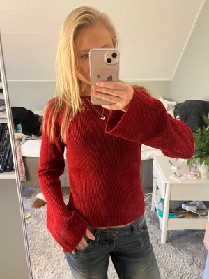 Röd stickad tröja - Super snygg röd tunnare stickad tröja med fin passform💞💞