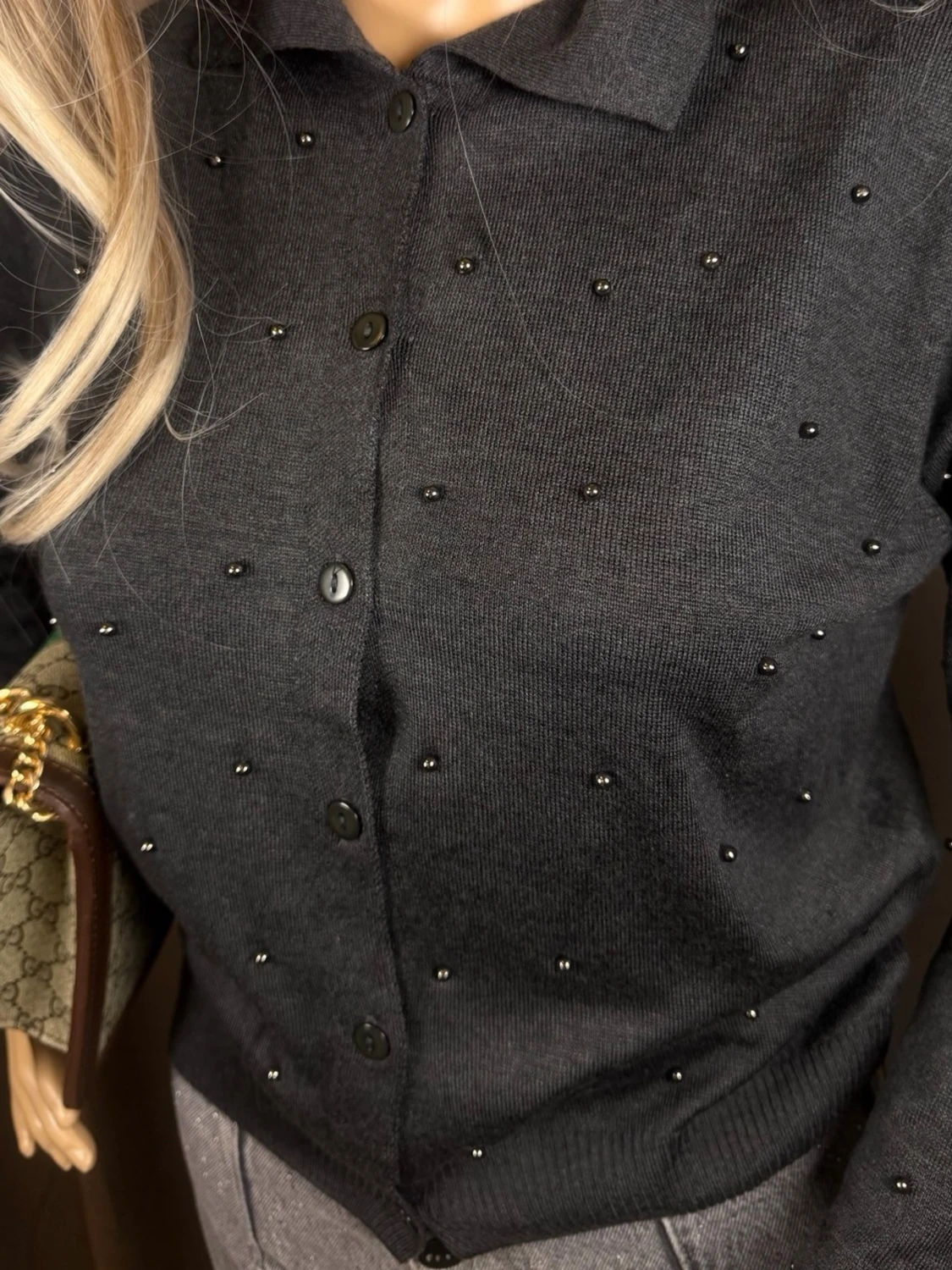 Svart kofta med pärldetaljer - 1