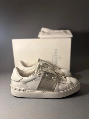 Valentino opens  - ÄKTA! Valentino opens i storlek 39🌸, passar perfekt med många olika plagg, skorna är i skicket 7/10 lite repor ! Annars är skorna fina och rena och hela . Hör av dig över frågor