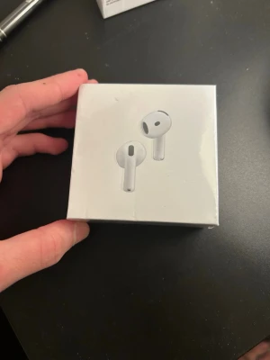 Airpods 4 (ANC) - obruten förpackning (ny) - Säljer Airpods 4 (ANC) i obruten förpackning (ny). Det är kopia men fungerar som en original både kvalité men även utseendemässigt.      Fraktas samma dag köparen betalar för varan!