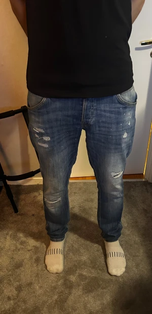 Jack and Jones Jeans 34 - Schyssta slimfit jack and jones jeans i modellen glenn. Sköna slitningar och passform. Modellen är 193 och väger 82kg. Köpta för 900, pris kan diskuteras.