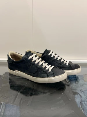 Philippe model - Ett par extremt fina skor ifrån Philippe model! De är i storlek 44 och i en okej kvalité! 👌Sulan är lite slapp och fixad på vissa ställen, därför är priset så lågt! Men de har mycket mer att ge! Skriv om du är i behov av fler bilder!📸 Fråga på vid funderingar! 🖋️ Fraktar alltid senast dagen efter beställning om inte tidigare!📦