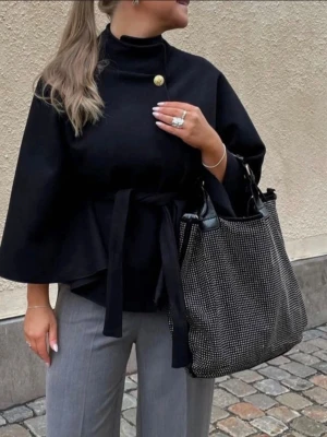 Missay poncho Blair i färgen svart  - Säljer min superfina poncho-kappa från Missay. Bilden är tagen från internet, om ni är intresserade att köpa kontakta mig om fler bilder privat. Kappan är bara använd ett fåtal gånger och är i mycket bra skick utan några skråmor. Passa på nu innan våren börjar! 💕