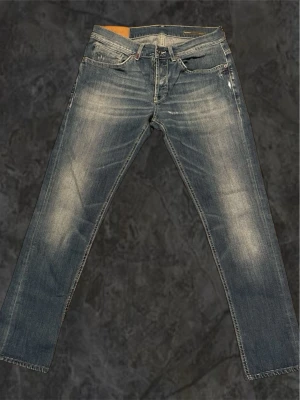 Dondup Jeans - Säljer ett par extremt snygga dondup jeans med skön Fade. Dessa jeans passar för alla tillfällen t.ex fest, middag, resa o mm. Dessa är i topp skicka 9/10 och är i storlek w32. Dessa står ute för endast 800 vilket är ett kap för dessa jeans‼️‼️. Först till kvarn, hör av er vid minsta lilla fundering! 