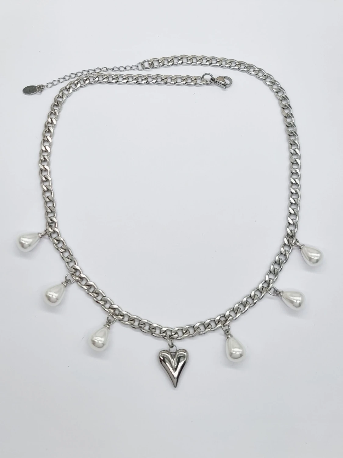 Stilfullt halsband med hjärta och pärlor  - 1