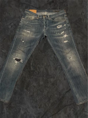 Dondup Jeans - Säljer ett par extremt snygga dondup George med feta slitningar. Dessa är i topp skicka 9/10 och i fin ljusblå färg. Storleken är w33 men sitter mindre i waist och 85 cm längd. Skriv vid minsta lilla fundering och dessa står ute för ENDAST 799kr så det är först till kvarn ‼️