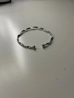 Silvrigt snurrat armband pilfrim - Snyggt silvrigt armband från pilgrim. Använt max 2gånger pga felköp. Skickar så snabbt jag kan!🥰 nypris:299