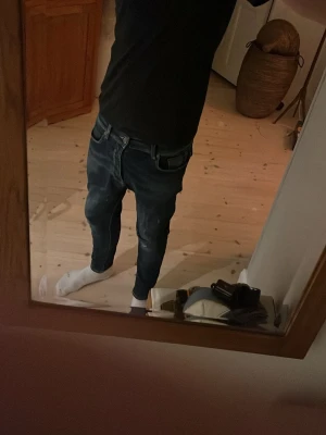 Blåa jeans från fiftyfour  - Tjena! Säljer dessa riktigt snygga dondup liknande jeans från fiftyfour. Jeansen är i skinny fit men dem känns bara skinny under vaden ungefär. Dem passar som 30 i midjan och runt 30 i längden men passar mig som är 185. Hojta till om du har någon till fråga så svarar jag så snabbt jag kan!