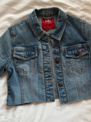 Jeans bolero EDC - Jeans bolero, hör av er vid frågor💕 XS vissa S. Inga defekter vad vi sett.