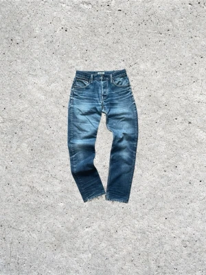 Jeans med fade tvätt slitage slitningar - 🌶️Jeans med sjuka fades 🌶️: Samma jeans som på profilen men ej utsydda : Väldigt snygg slim/straight passform : Storlek 30W 32L : Skick 8/10, hål syns på bild 4 kan sys igen gratis på beställning! : Fler bilder, mått osv finns i dm's! 🙏